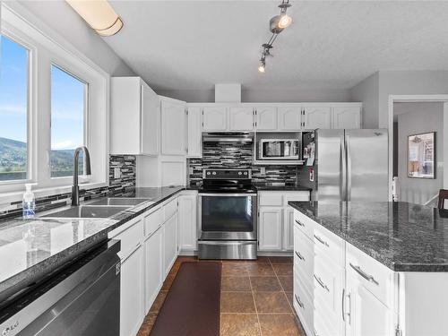 813 43 Avenue, Vernon, BC - Indoor Photo Showing Kitchen With Double Sink With Upgraded Kitchen