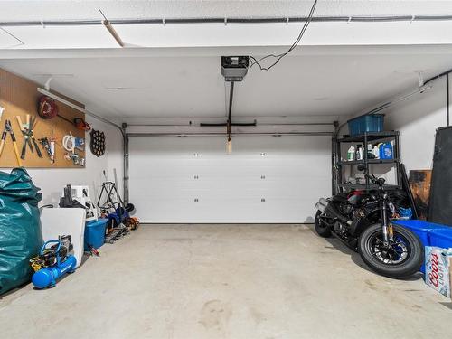 813 43 Avenue, Vernon, BC - Indoor Photo Showing Garage
