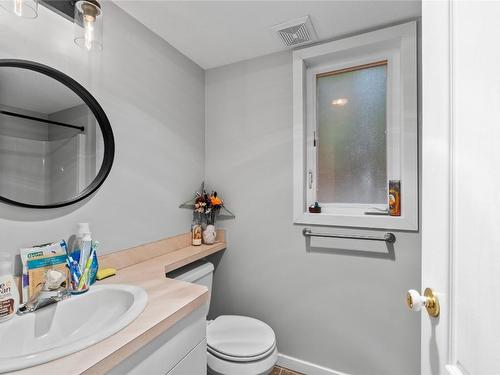 813 43 Avenue, Vernon, BC - Indoor Photo Showing Bathroom