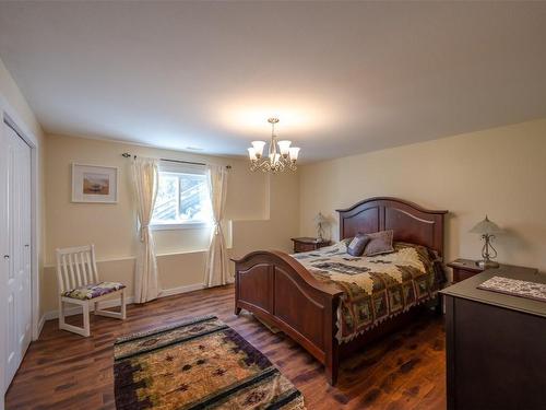 2737 Willowbrook Road, Oliver, BC - Indoor Photo Showing Bedroom