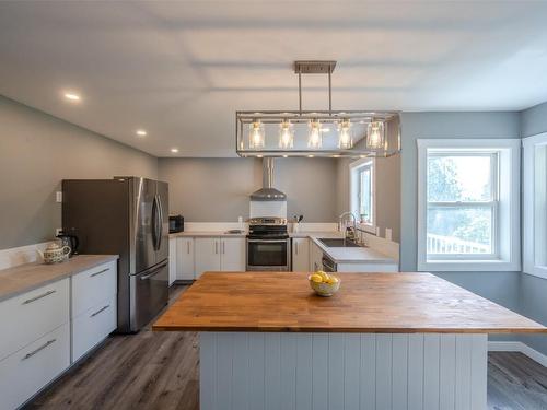 2737 Willowbrook Road, Oliver, BC - Indoor Photo Showing Kitchen With Upgraded Kitchen