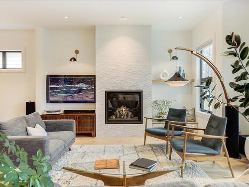 338 Cadder Avenue, Kelowna, BC - Indoor Photo Showing Living Room With Fireplace