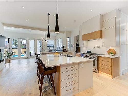 338 Cadder Avenue, Kelowna, BC - Indoor Photo Showing Kitchen With Upgraded Kitchen