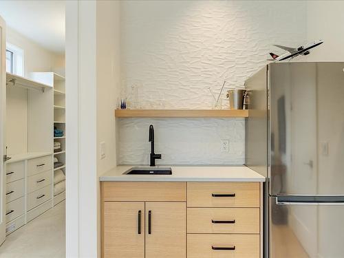 338 Cadder Avenue, Kelowna, BC - Indoor Photo Showing Kitchen