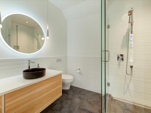 338 Cadder Avenue, Kelowna, BC - Indoor Photo Showing Bathroom