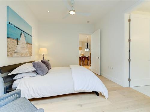 338 Cadder Avenue, Kelowna, BC - Indoor Photo Showing Bedroom