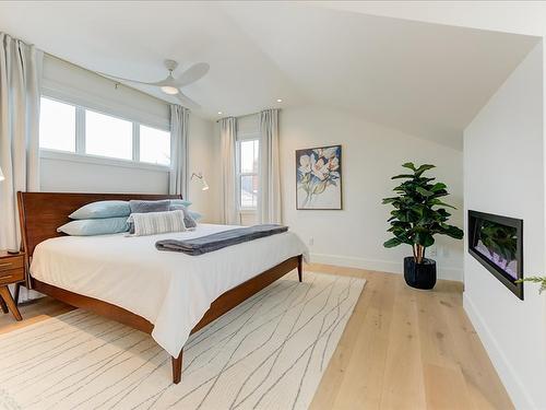 338 Cadder Avenue, Kelowna, BC - Indoor Photo Showing Bedroom
