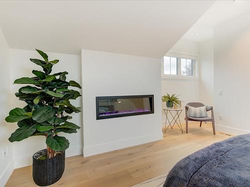 338 Cadder Avenue, Kelowna, BC - Indoor With Fireplace