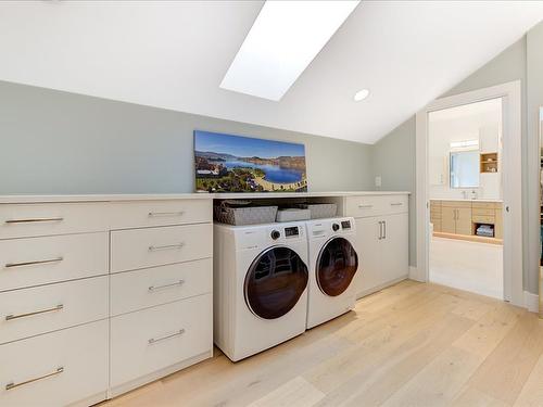 338 Cadder Avenue, Kelowna, BC - Indoor Photo Showing Laundry Room