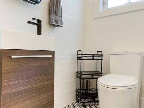 338 Cadder Avenue, Kelowna, BC - Indoor Photo Showing Bathroom