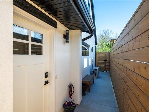 338 Cadder Avenue, Kelowna, BC - Outdoor With Exterior