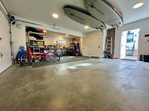 338 Cadder Avenue, Kelowna, BC - Indoor Photo Showing Garage