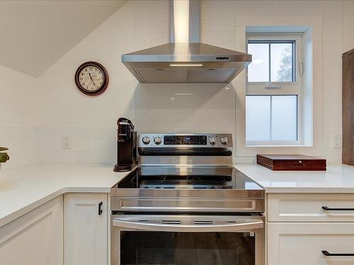 338 Cadder Avenue, Kelowna, BC - Indoor Photo Showing Kitchen