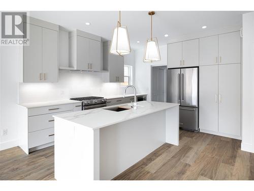 821 Stockwell Avenue Unit# 2, Kelowna, BC - Indoor Photo Showing Kitchen With Stainless Steel Kitchen With Upgraded Kitchen