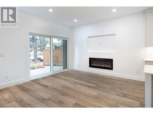 821 Stockwell Avenue Unit# 2, Kelowna, BC - Indoor Photo Showing Living Room With Fireplace