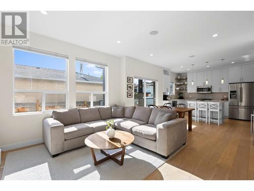 817 Rose Avenue, Kelowna, BC - Indoor Photo Showing Living Room