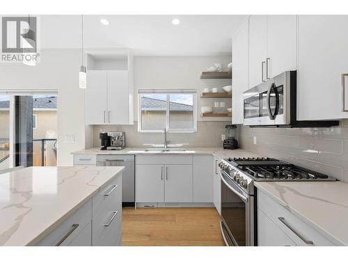 817 Rose Avenue, Kelowna, BC - Indoor Photo Showing Kitchen