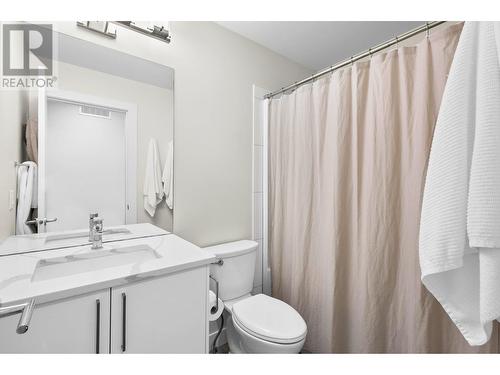 817 Rose Avenue, Kelowna, BC - Indoor Photo Showing Bathroom