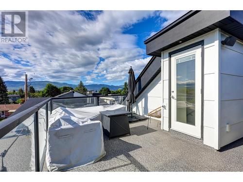 817 Rose Avenue, Kelowna, BC - Outdoor With Exterior