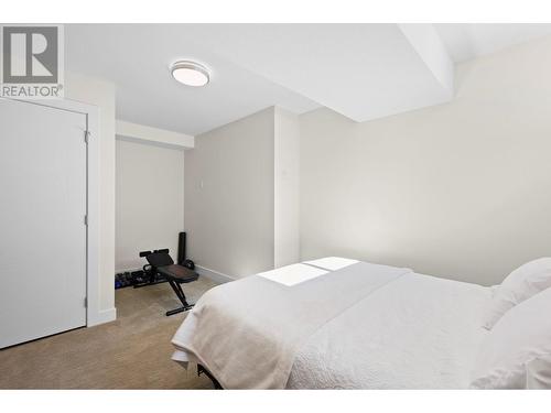 817 Rose Avenue, Kelowna, BC - Indoor Photo Showing Bedroom