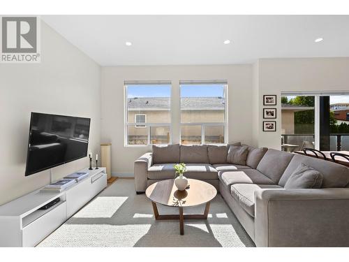 817 Rose Avenue, Kelowna, BC - Indoor Photo Showing Living Room