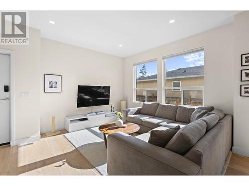 817 Rose Avenue, Kelowna, BC - Indoor Photo Showing Living Room