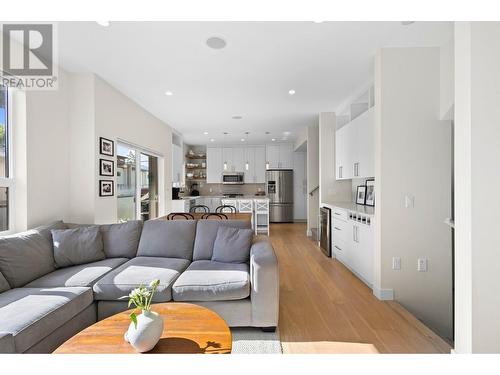 817 Rose Avenue, Kelowna, BC - Indoor Photo Showing Living Room