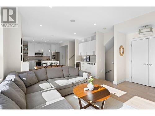 817 Rose Avenue, Kelowna, BC - Indoor Photo Showing Living Room