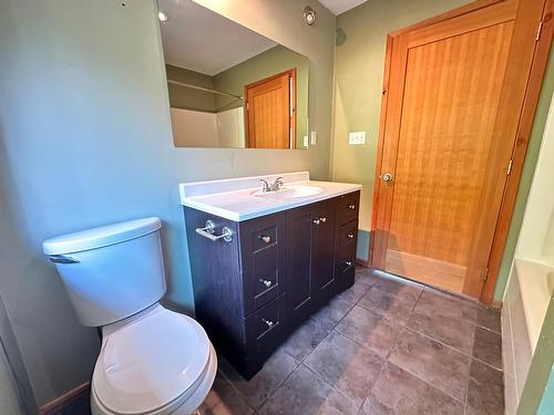 8100 Willow Road, Grand Forks, BC - Indoor Photo Showing Bathroom