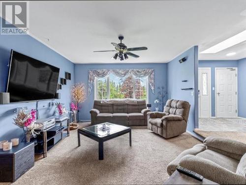 6 Yew Place, Whitehorse, YT - Indoor Photo Showing Living Room