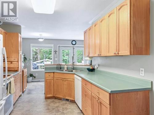 6 Yew Place, Whitehorse, YT - Indoor Photo Showing Kitchen