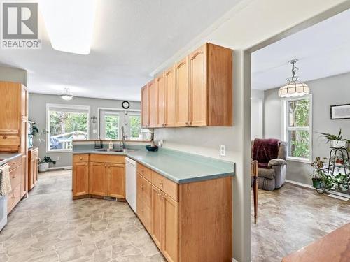 6 Yew Place, Whitehorse, YT - Indoor Photo Showing Kitchen