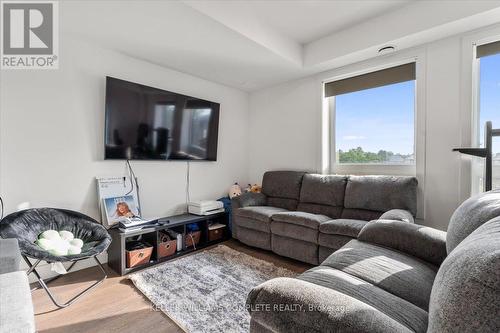 211 - 26 Lowes Road W, Guelph (Clairfields), ON - Indoor Photo Showing Living Room