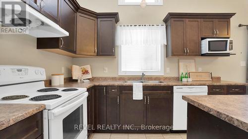 1523 Portrush Way, London, ON - Indoor Photo Showing Kitchen With Double Sink