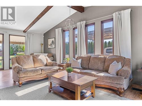 3131 Elliott Road, West Kelowna, BC - Indoor Photo Showing Living Room