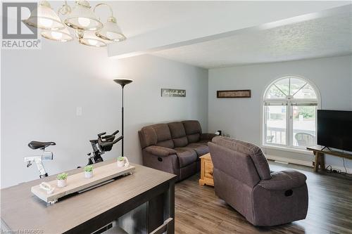 1666 3Rd Avenue W, Owen Sound, ON - Indoor Photo Showing Living Room