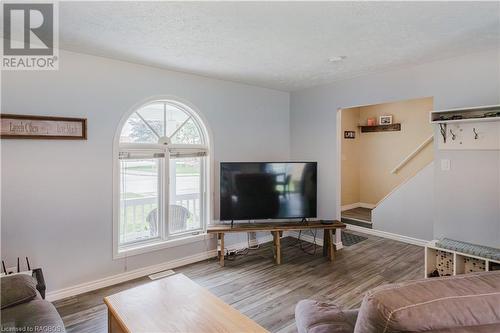 1666 3Rd Avenue W, Owen Sound, ON - Indoor Photo Showing Living Room