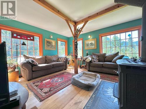 395 Boven  Road, Nelson, BC - Indoor Photo Showing Living Room