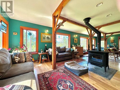 395 Boven  Road, Nelson, BC - Indoor Photo Showing Living Room