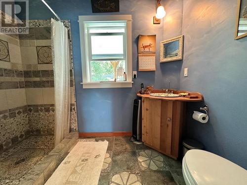 395 Boven  Road, Nelson, BC - Indoor Photo Showing Bathroom