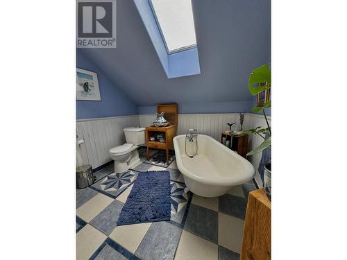 395 Boven  Road, Nelson, BC - Indoor Photo Showing Bathroom