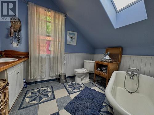 395 Boven  Road, Nelson, BC - Indoor Photo Showing Bathroom