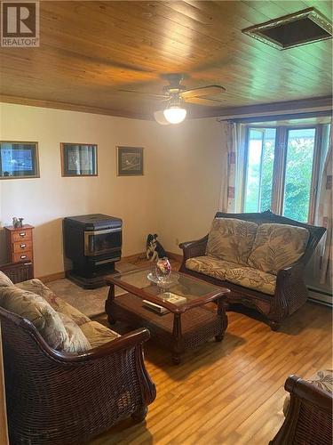 3399 Vallance Road, Apple Hill, ON - Indoor Photo Showing Living Room