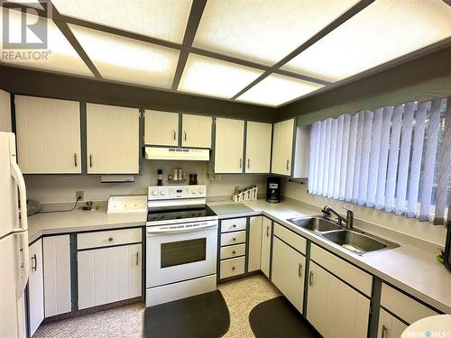 224 Tyndall Place, Chitek Lake, SK - Indoor Photo Showing Kitchen With Double Sink