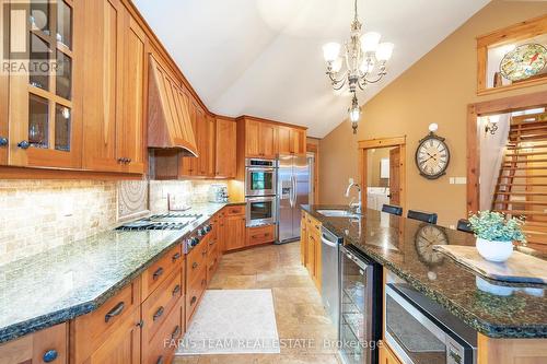 805 Eastdale Drive, Wasaga Beach, ON - Indoor Photo Showing Kitchen With Upgraded Kitchen