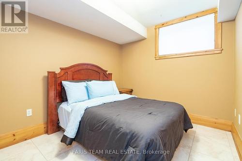 805 Eastdale Drive, Wasaga Beach, ON - Indoor Photo Showing Bedroom