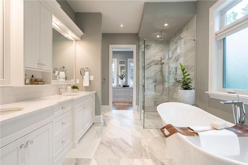 257 Surrey Drive, Oakville, ON - Indoor Photo Showing Bathroom