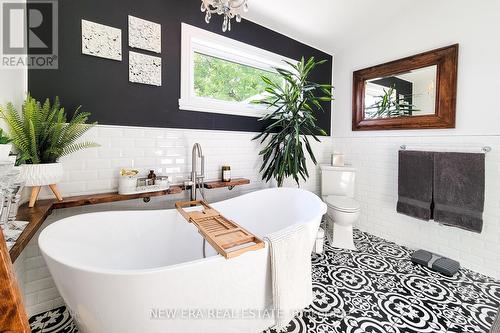 358 Old Guelph Road, Hamilton (Dundas), ON - Indoor Photo Showing Bathroom