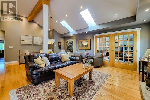 358 Old Guelph Road, Hamilton (Dundas), ON - Indoor Photo Showing Living Room