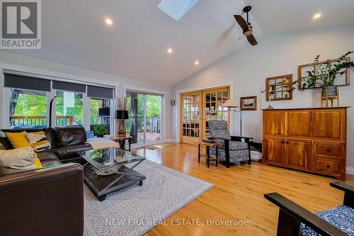 358 Old Guelph Road, Hamilton (Dundas), ON - Indoor Photo Showing Living Room